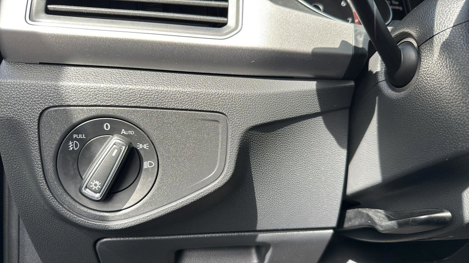 Used 2019 Volkswagen Atlas SE w/ Towing Package image 18