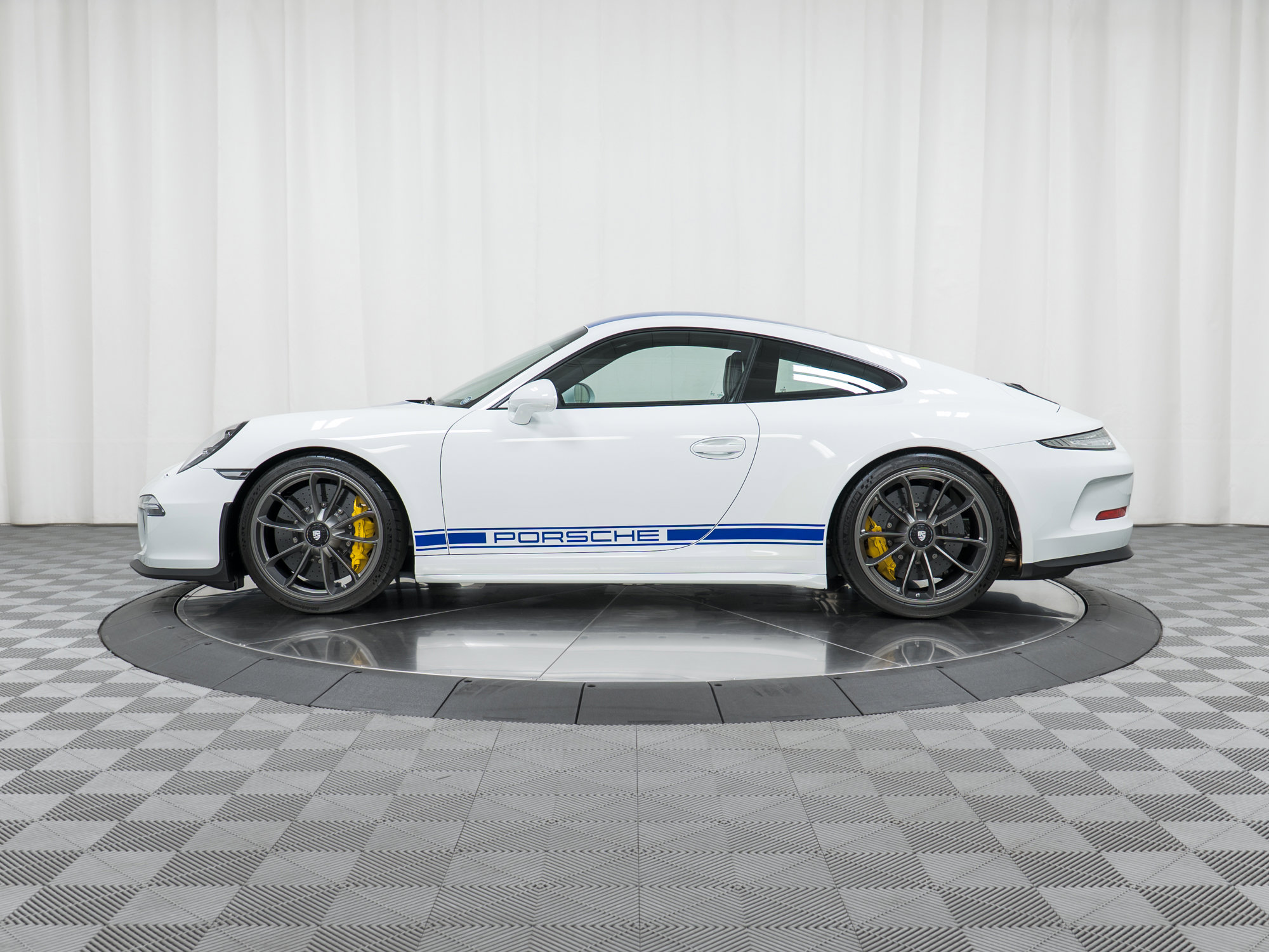 Used 2016 Porsche 911 R RWD image 2