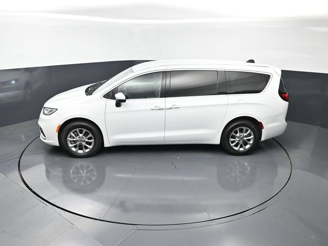 Used 2023 Chrysler Pacifica Touring-L AWD/4WD image 17