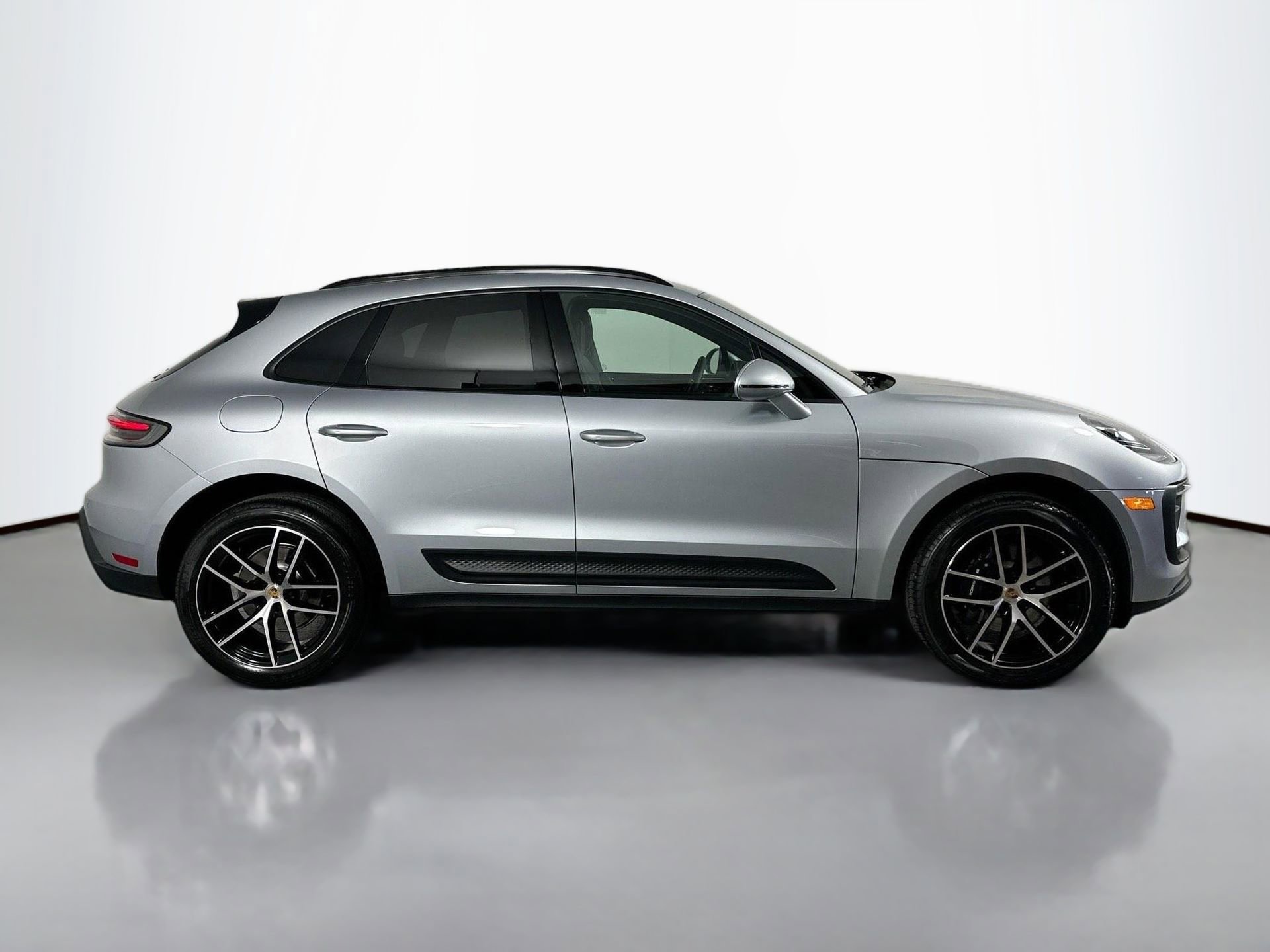 Certified 2025 Porsche Macan image 8