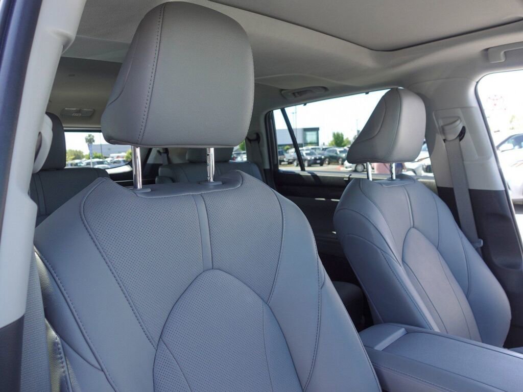 Used 2023 Toyota Highlander Limited image 15