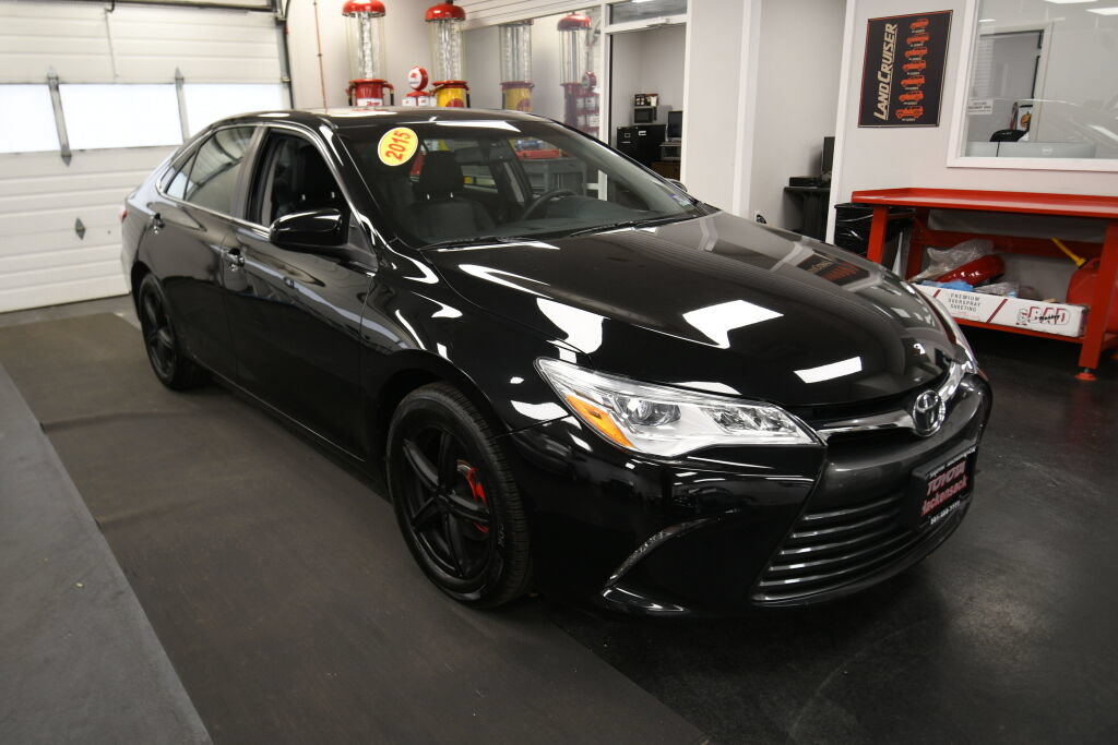 Used 2015 Toyota Camry XLE FWD image 2