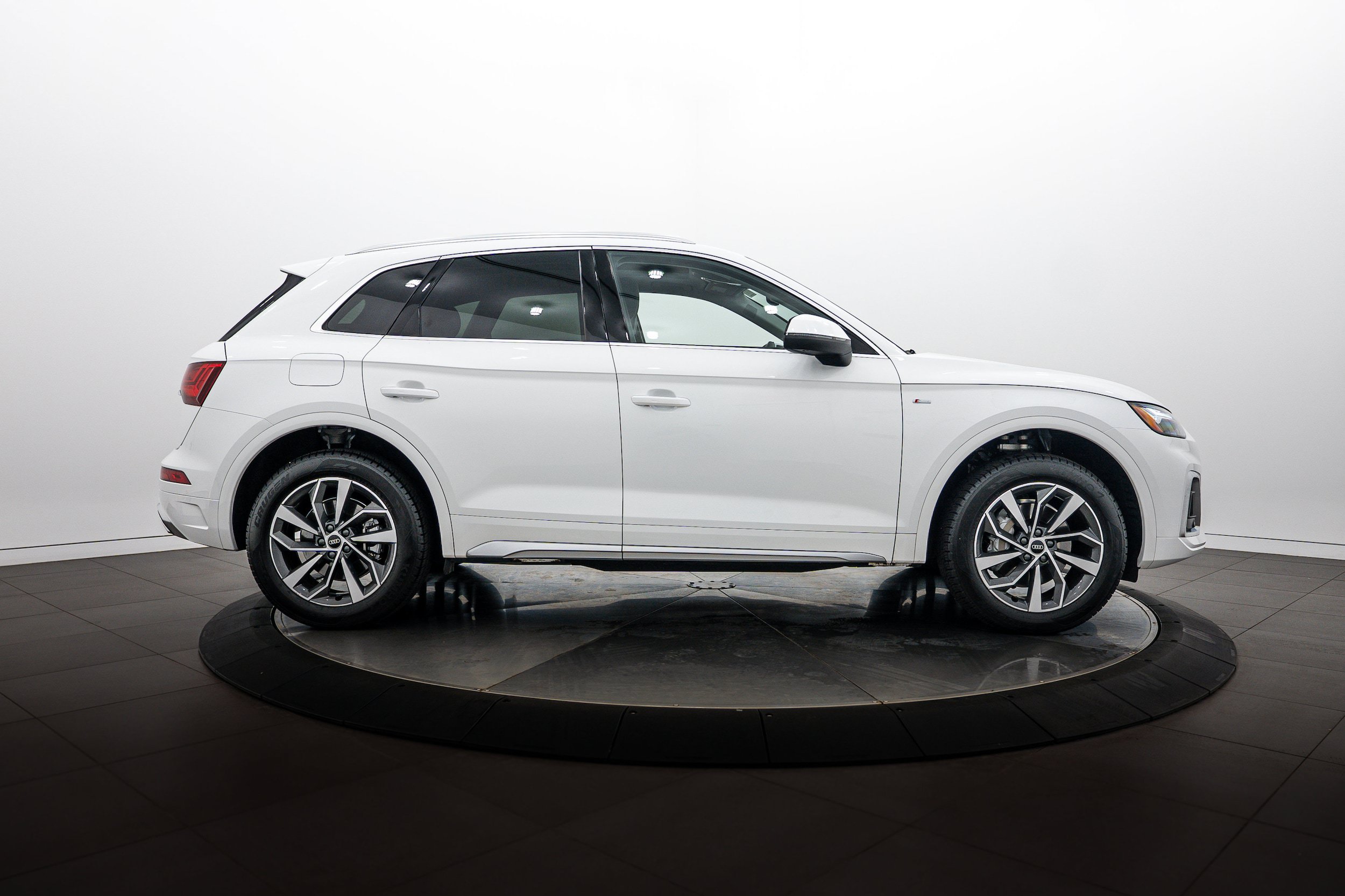 Certified 2023 Audi Q5 2.0T Premium Plus w/ Premium Plus Package AWD/4WD image 3