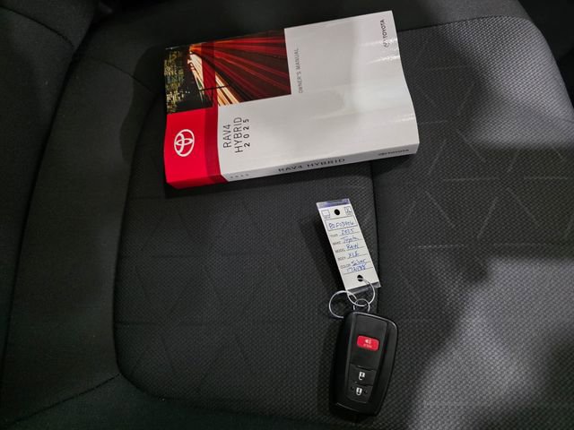 Used 2025 Toyota RAV4 XLE AWD/4WD image 9
