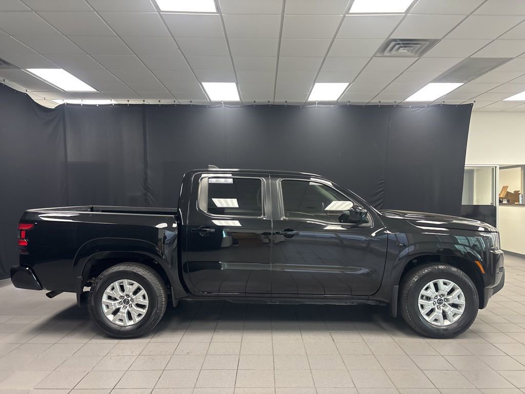 Used 2022 Nissan Frontier SV image 2