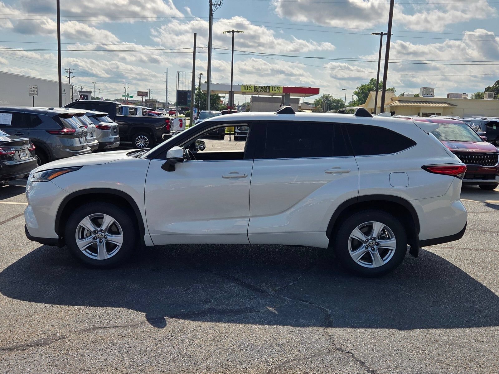 Used 2021 Toyota Highlander LE AWD/4WD image 4