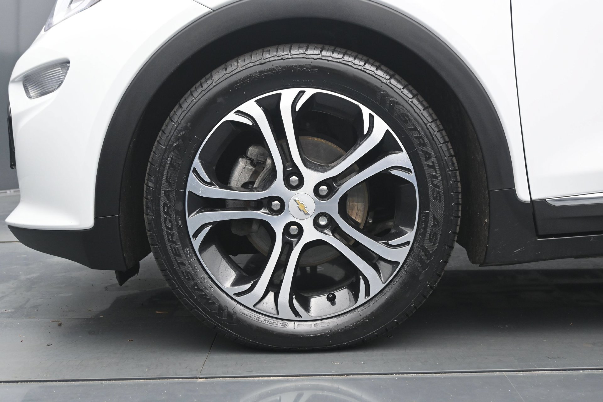Used 2019 Chevrolet Bolt Premier w/ Infotainment Package FWD image 24