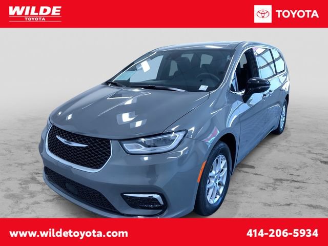 Used 2025 Chrysler Pacifica Select