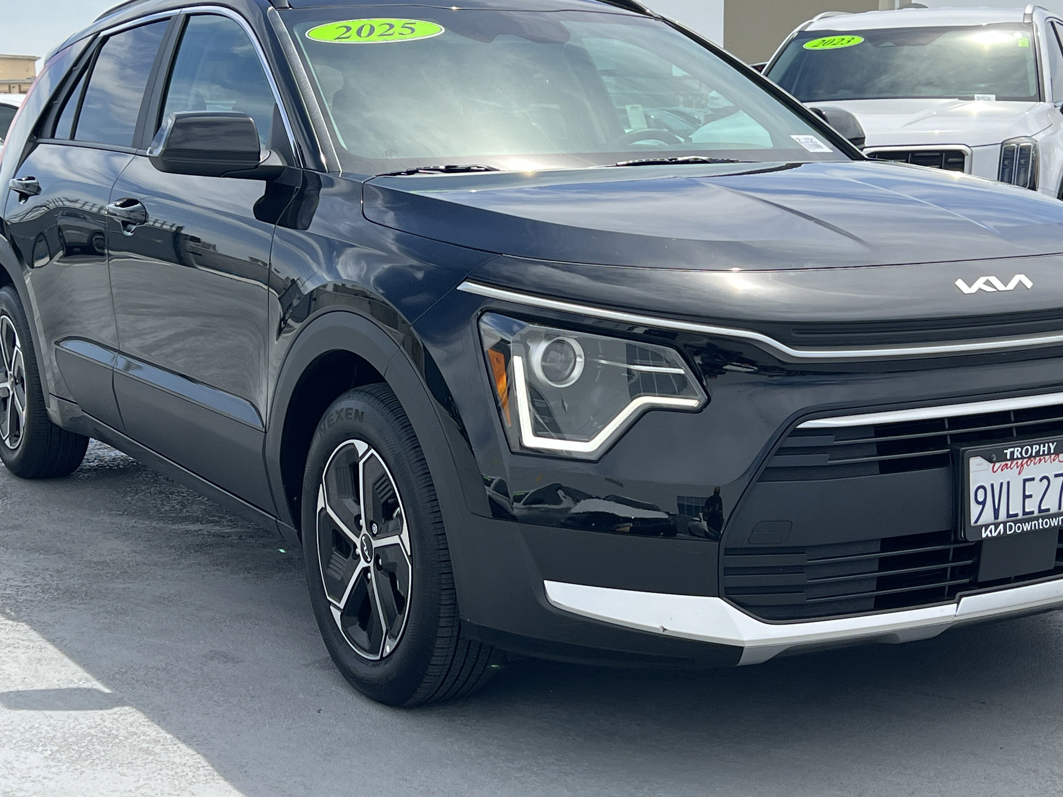 Used 2025 Kia Niro EX image 11