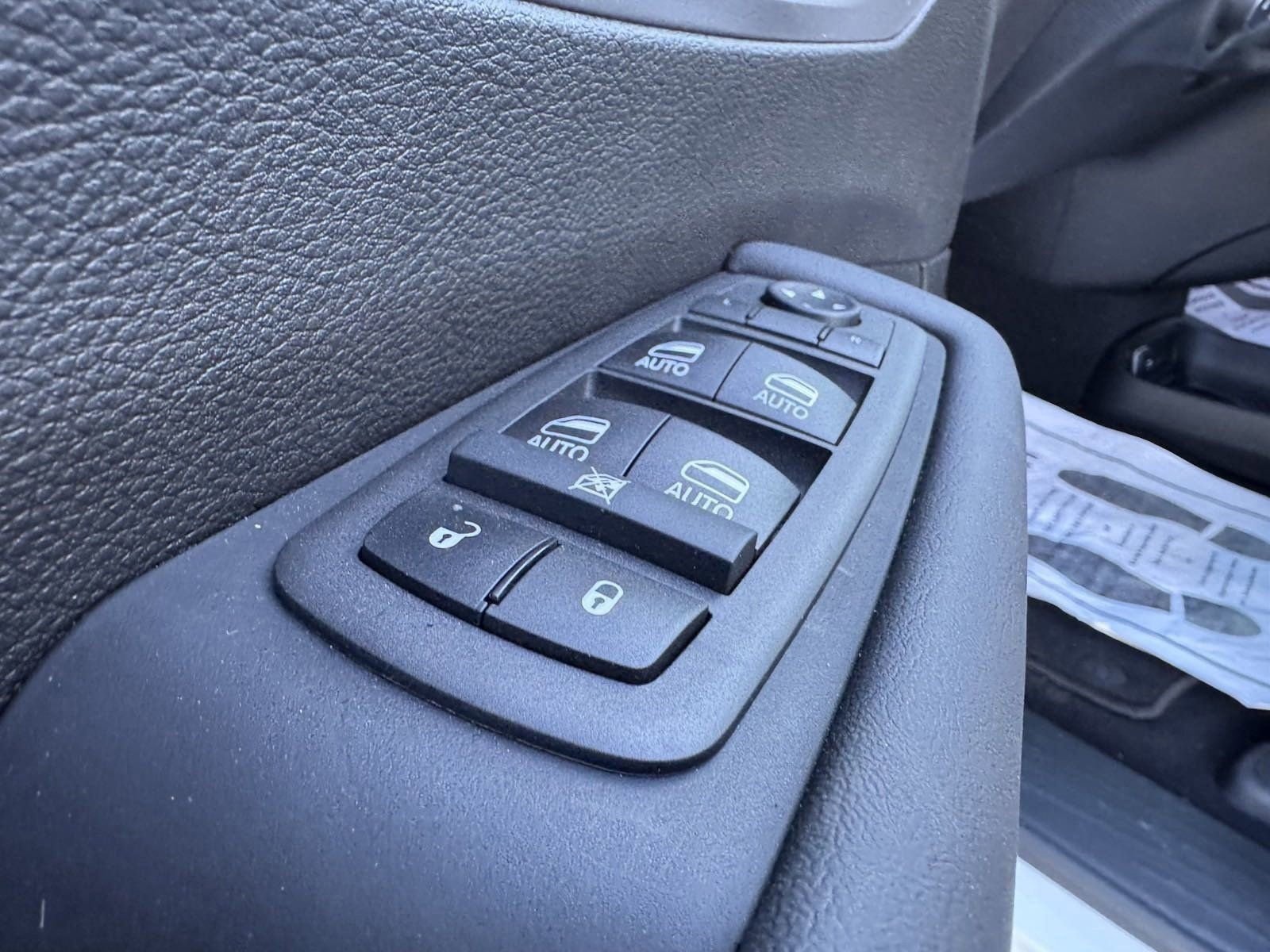 New 2024 Chrysler Pacifica Limited w/ Uconnect Theater Family Group image 28