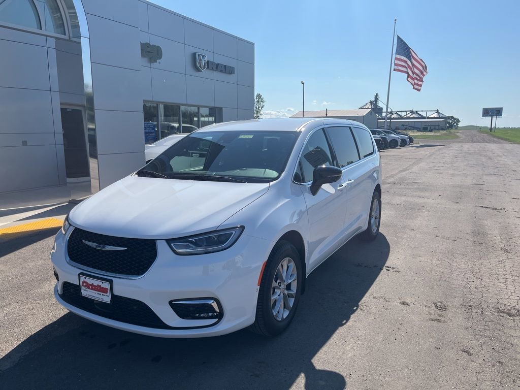 New 2025 Chrysler Pacifica Select image 2