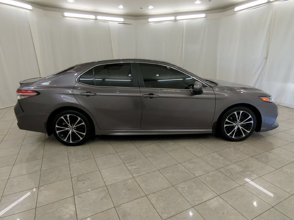 Used 2018 Toyota Camry SE w/ Moonroof Package FWD image 11