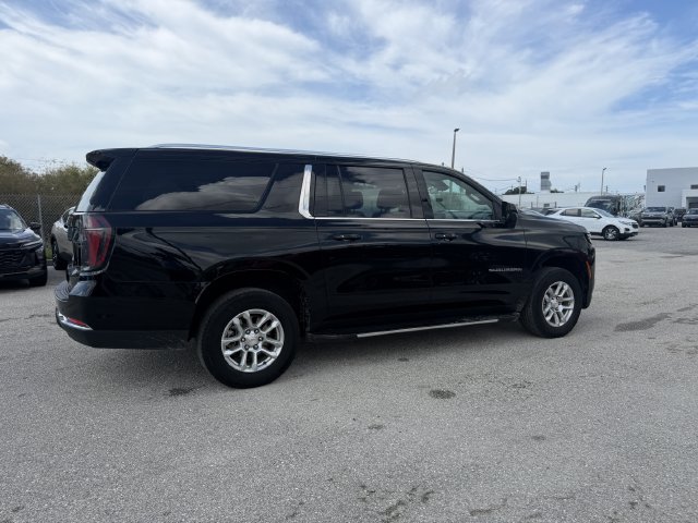 Used 2025 Chevrolet Suburban LT RWD image 4