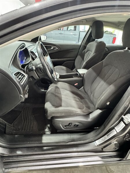 Used 2015 Chrysler 200 Limited w/ Convenience Group FWD image 4