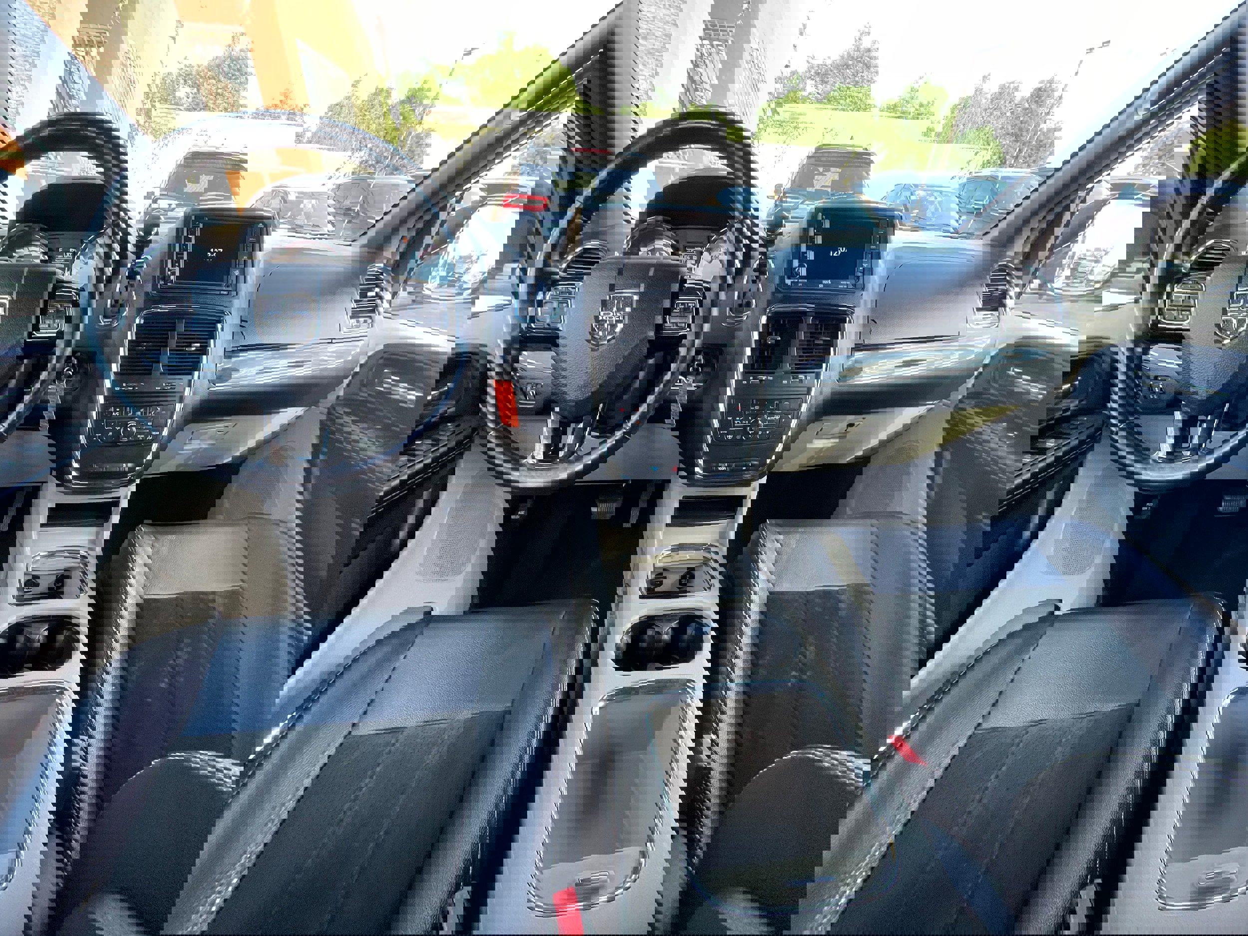 Used 2017 Dodge Grand Caravan SXT w/ Driver Convenience Group image 18