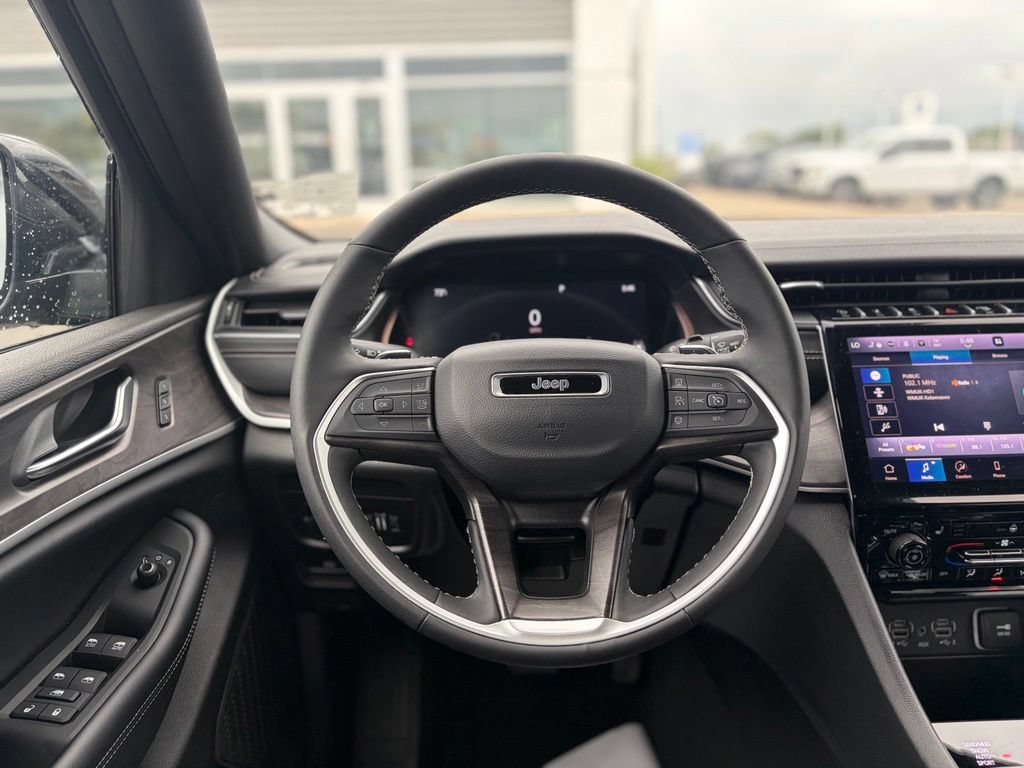 Used 2025 Jeep Grand Cherokee Limited AWD/4WD image 24