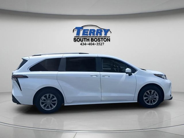 Used 2023 Toyota Sienna XLE image 1