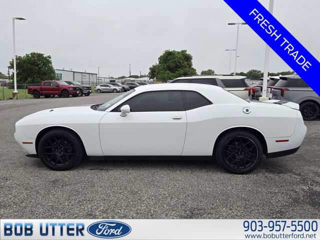 Used 2016 Dodge Challenger SXT RWD image 4