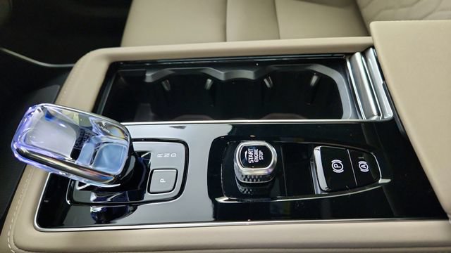 New 2026 Volvo XC90 B6 Plus w/ Protection Package Premier AWD/4WD image 17