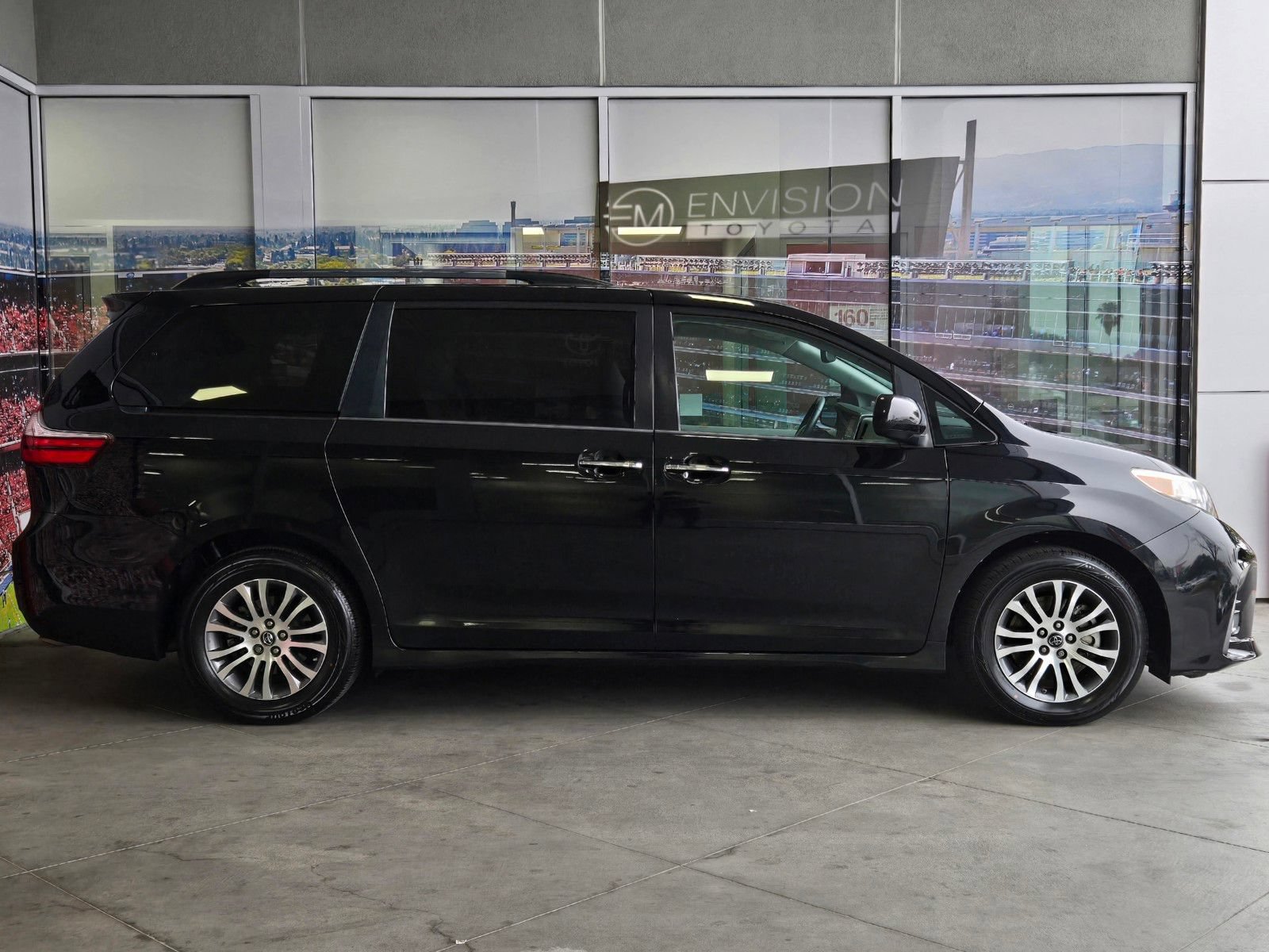 Certified 2018 Toyota Sienna XLE w/ XLE Navigation Package FWD image 4