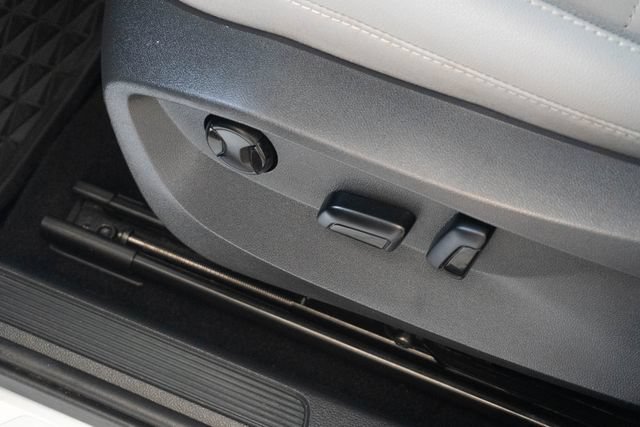 Used 2023 Volkswagen Taos SE w/ Panoramic Sunroof Package FWD image 16