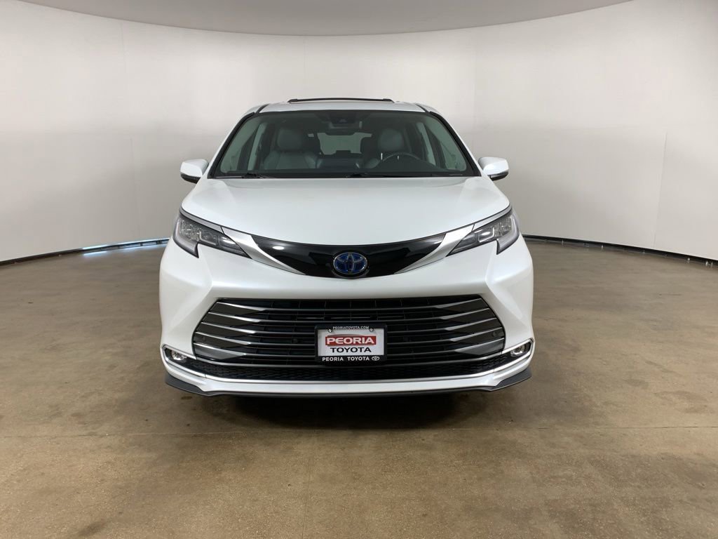 Used 2023 Toyota Sienna Limited FWD image 3