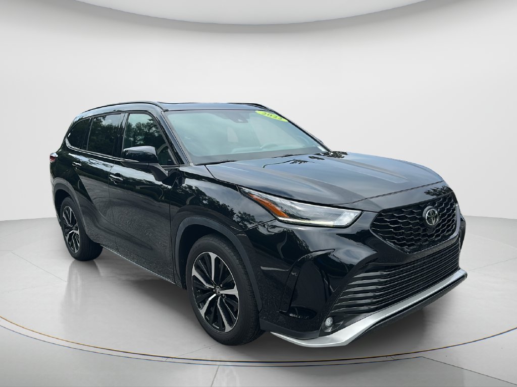 Used 2022 Toyota Highlander XSE FWD image 3