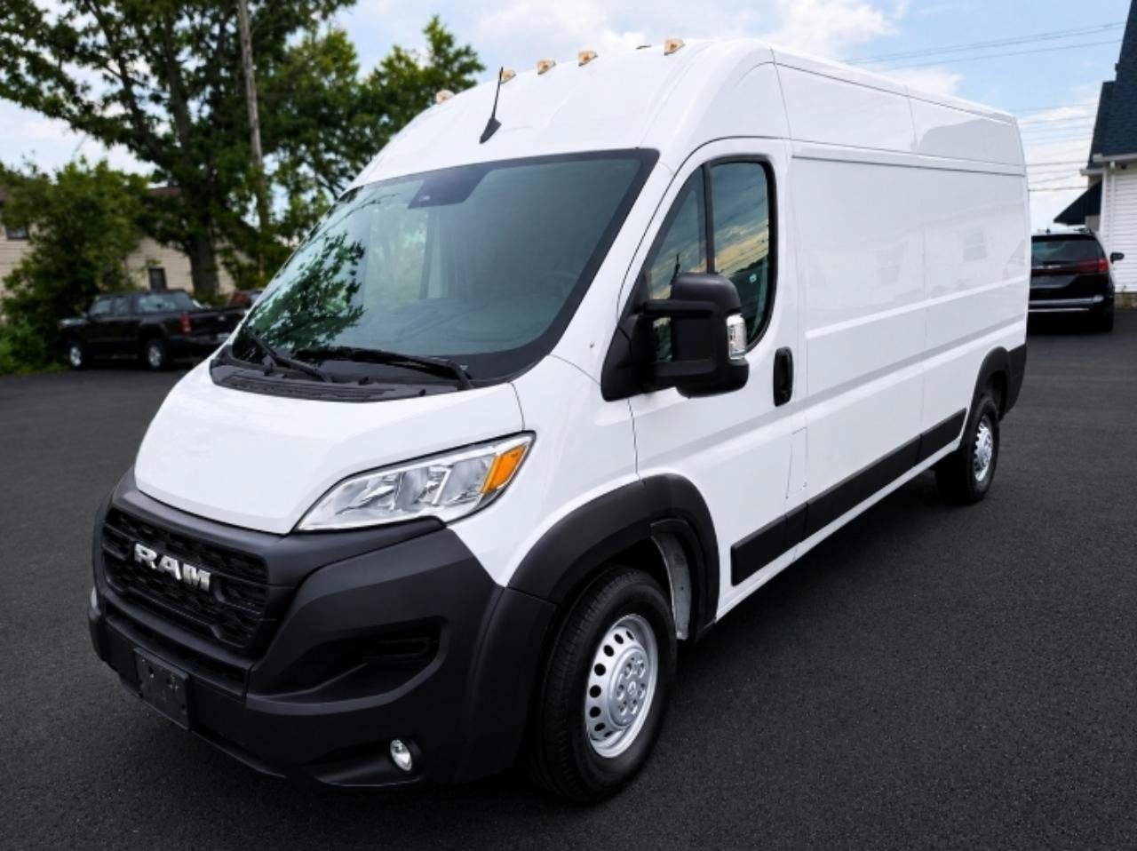 Used 2025 RAM ProMaster 2500 w/ Convenience Group FWD image 3