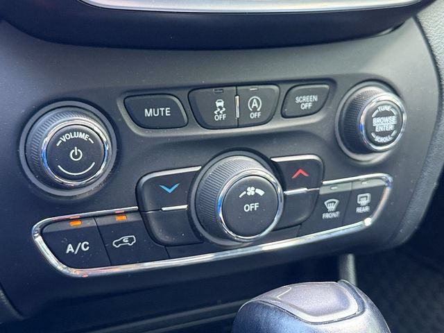 Used 2022 Jeep Cherokee Latitude w/ Sun & Sound Group AWD/4WD image 21