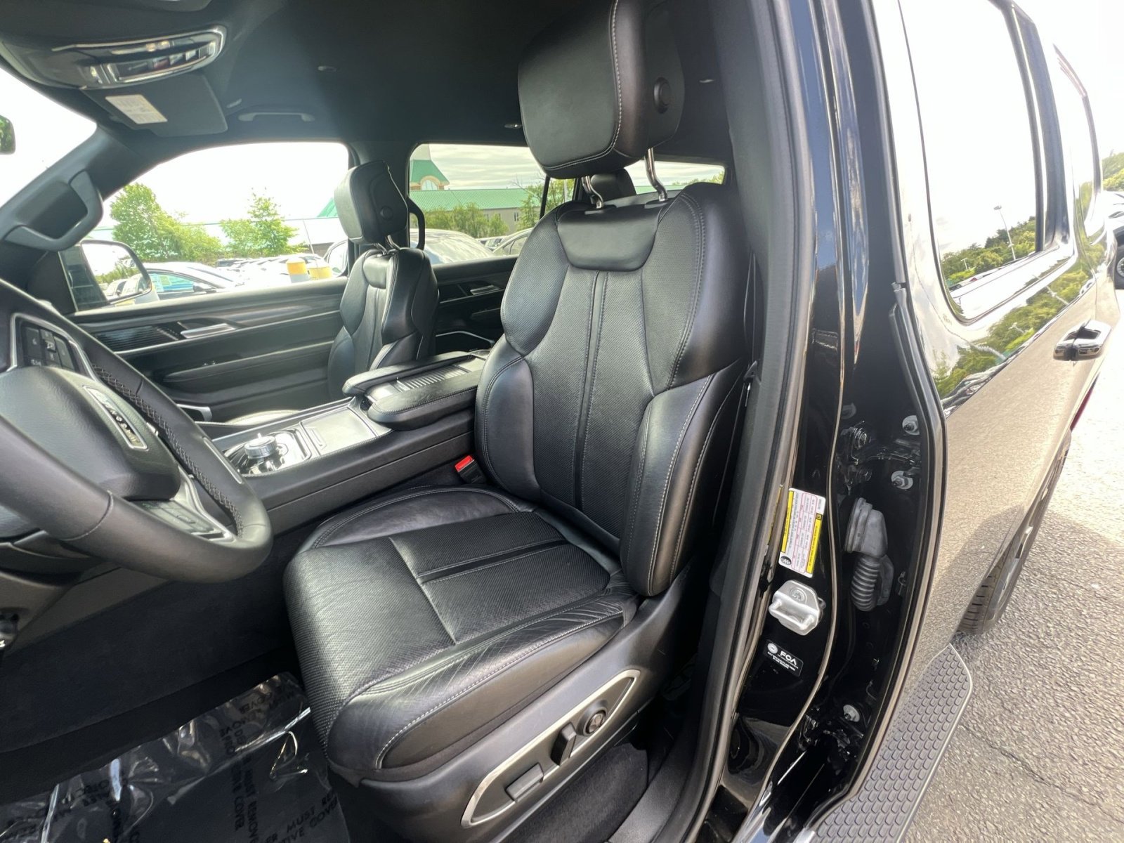 Used 2024 Jeep Wagoneer Series III AWD/4WD image 21