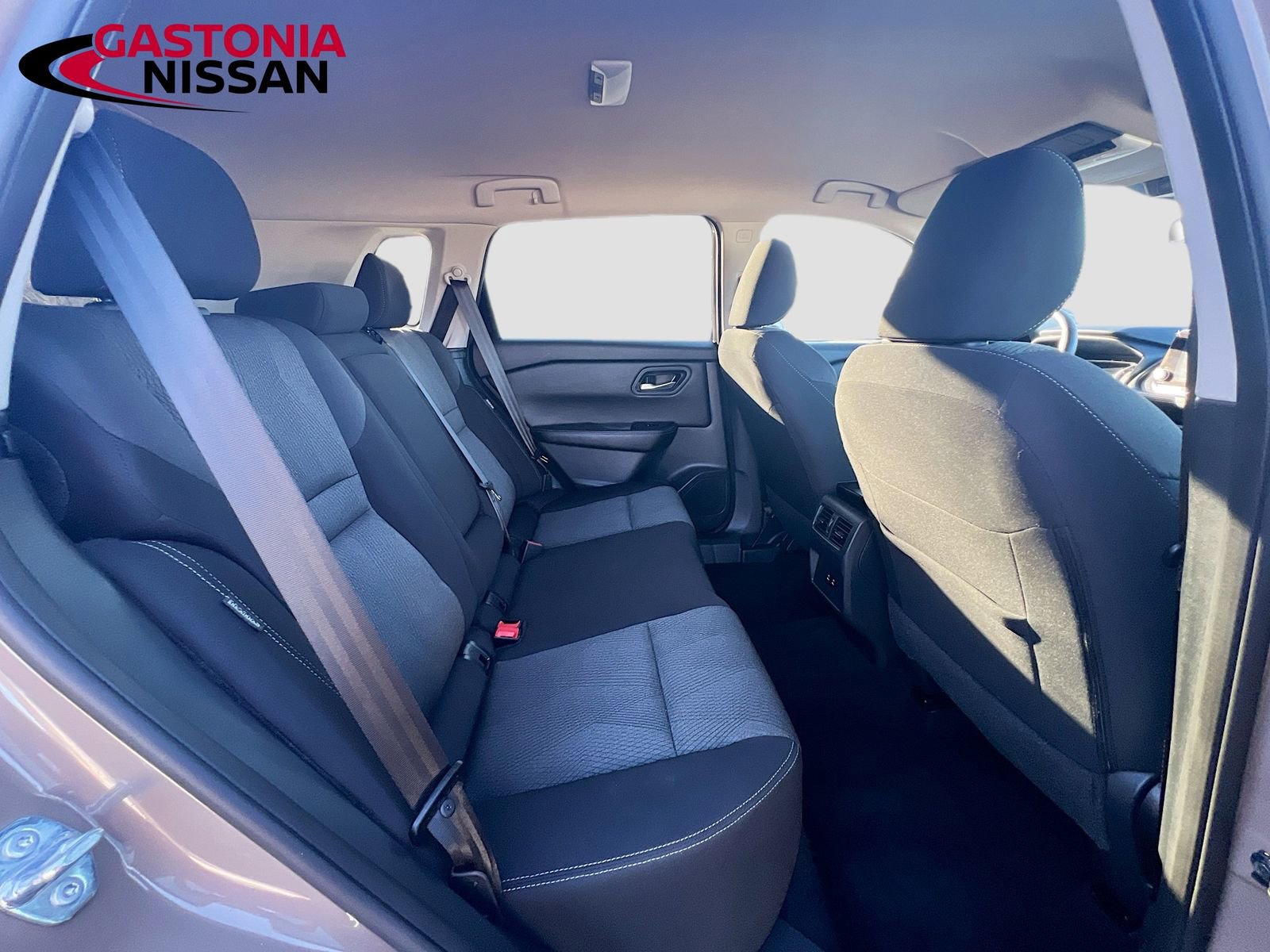 Used 2025 Nissan Rogue SV image 34