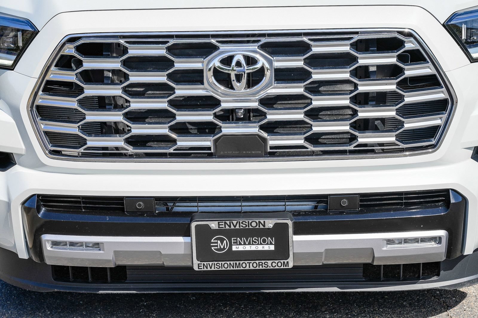 Used 2025 Toyota Sequoia Capstone AWD/4WD image 7