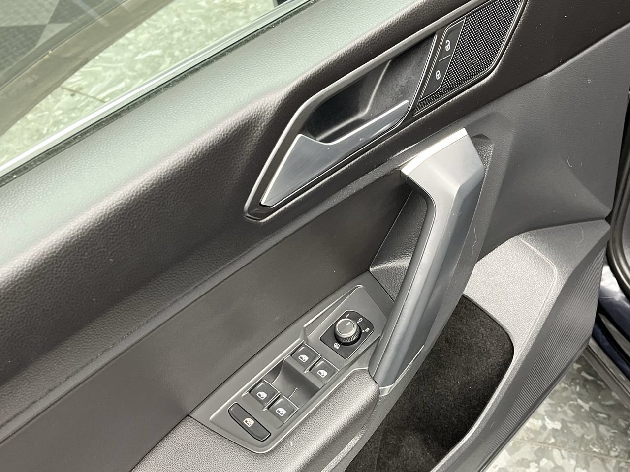 Used 2018 Volkswagen Tiguan SE w/ Panoramic Sunroof Package AWD/4WD image 8