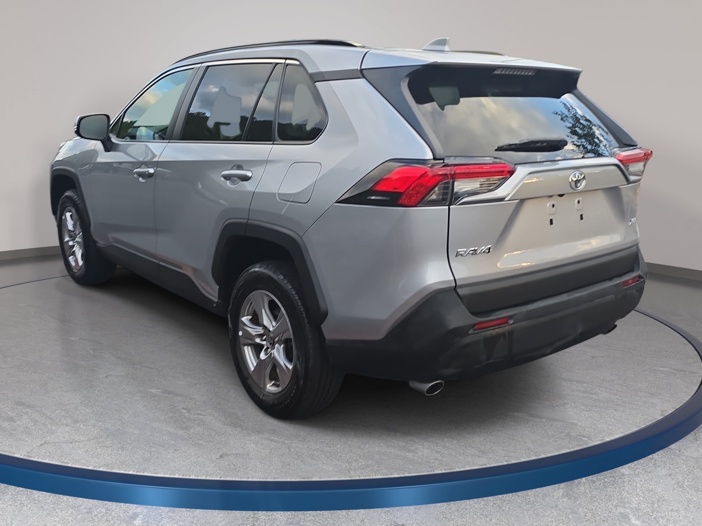 Used 2024 Toyota RAV4 XLE FWD image 7