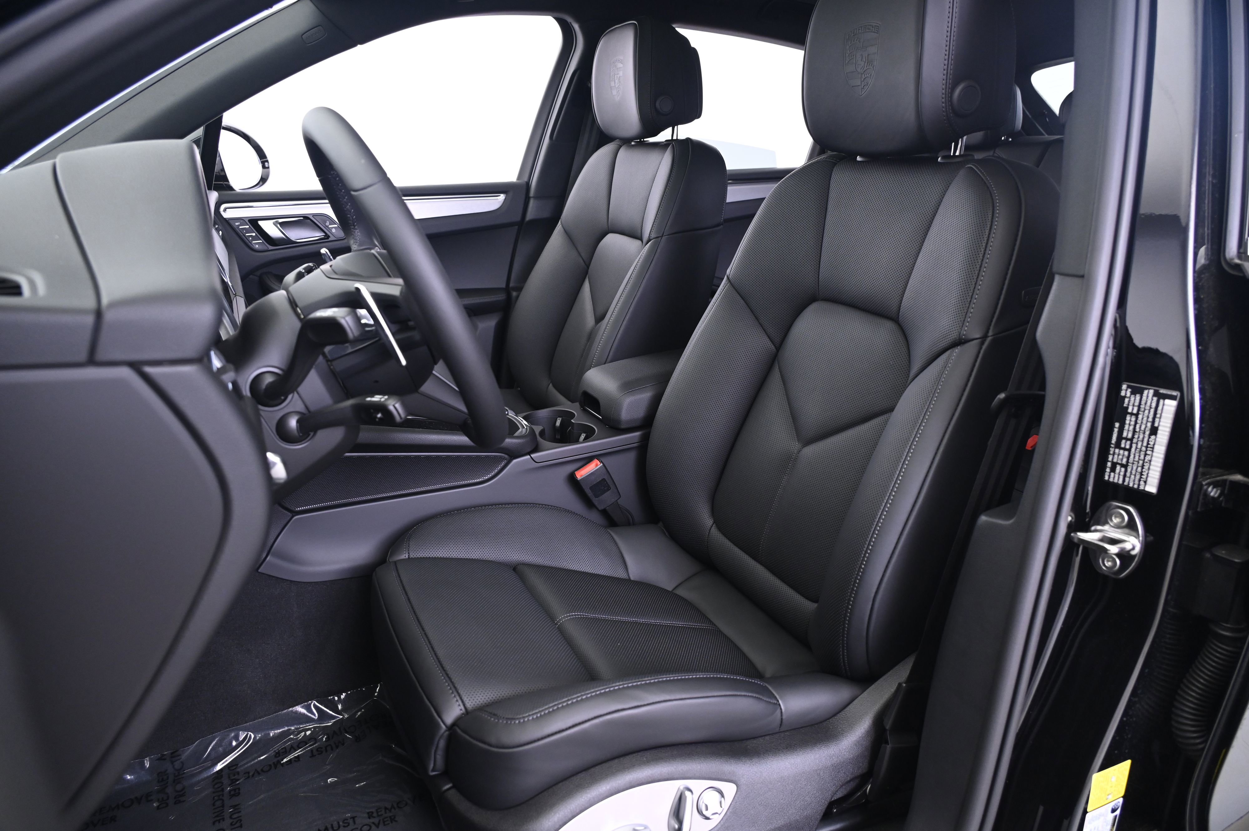 Certified 2025 Porsche Macan image 5