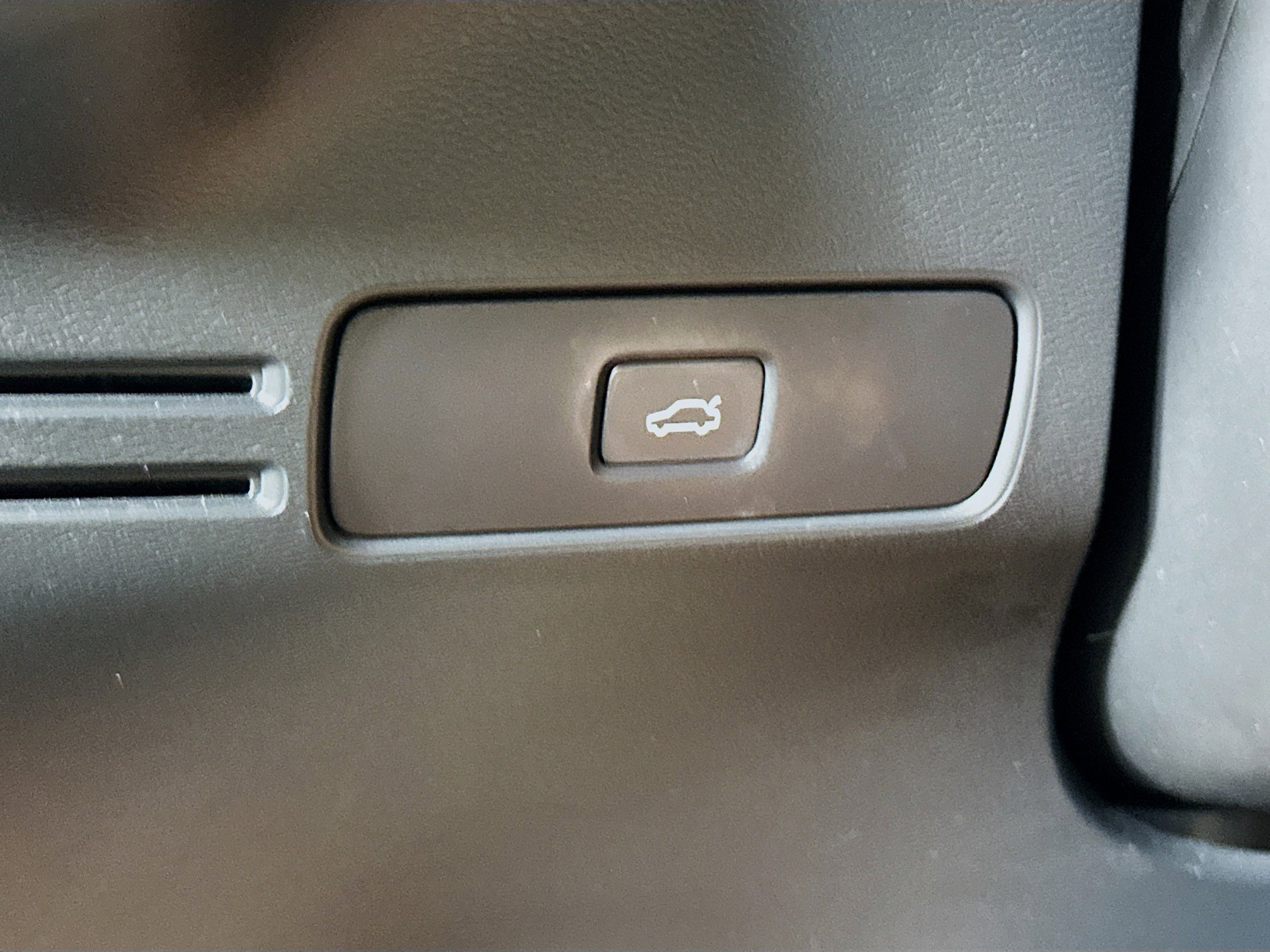 Used 2023 Volvo C40 P8 Recharge Plus w/ Climate Package image 17
