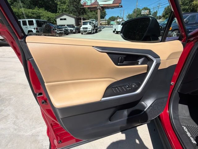Used 2019 Toyota RAV4 LE FWD image 25