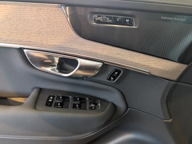 New 2026 Volvo XC90 T8 Plus w/ Protection Package Premier image 9