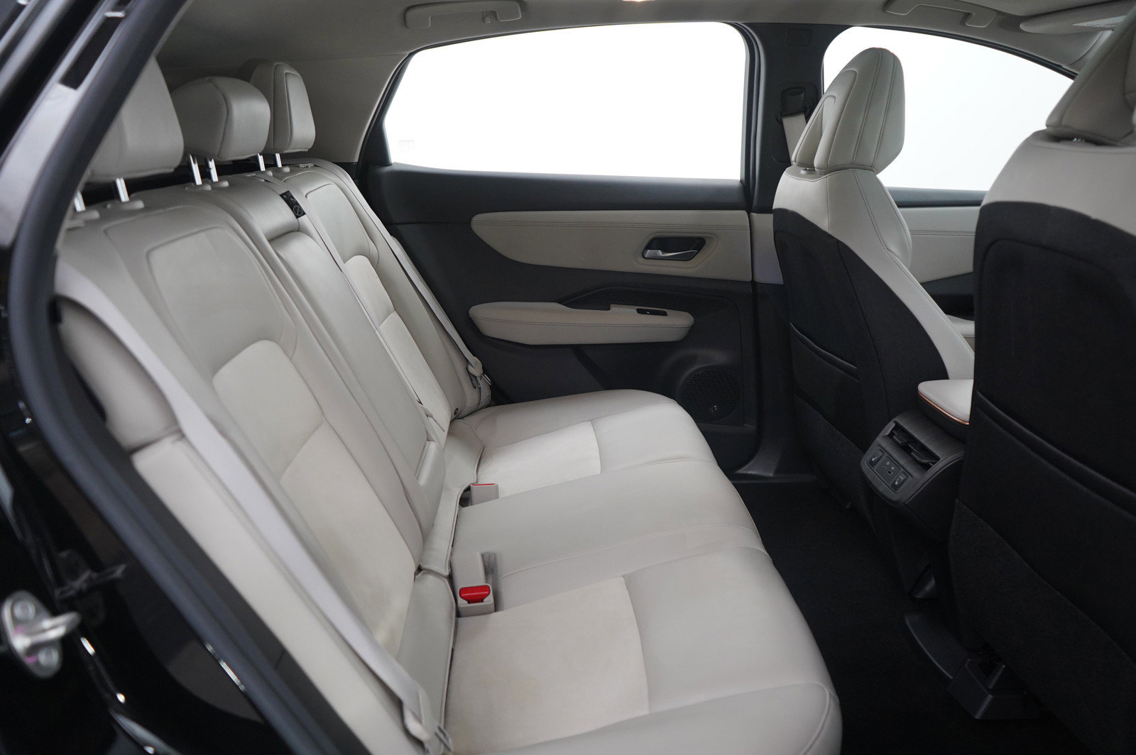 Used 2023 Nissan Ariya AWD image 12