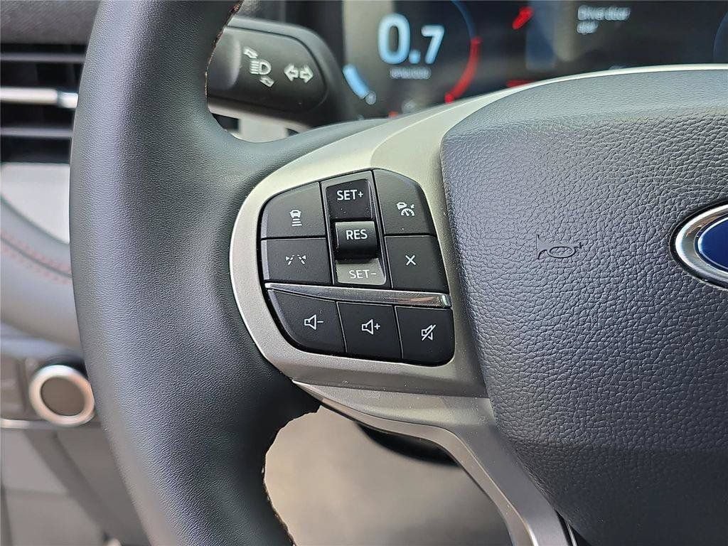 Used 2025 Ford Explorer Active AWD/4WD image 32
