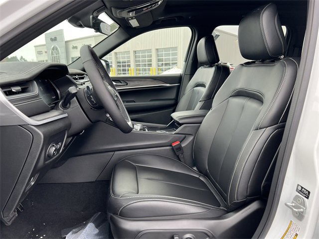 New 2025 Jeep Grand Cherokee Limited w/ Black Appearance Package image 4