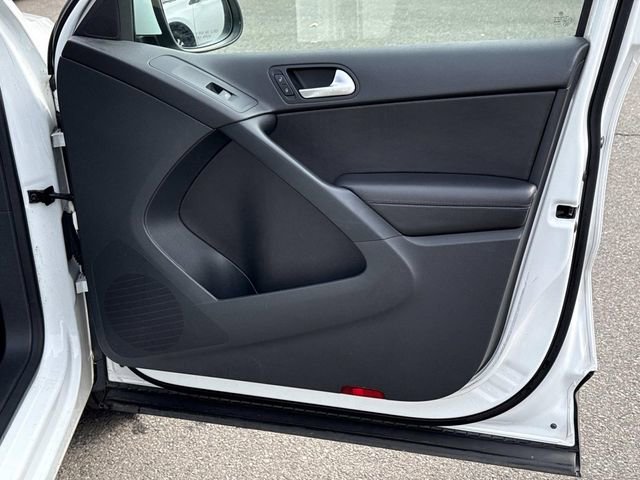 Used 2016 Volkswagen Tiguan S image 8