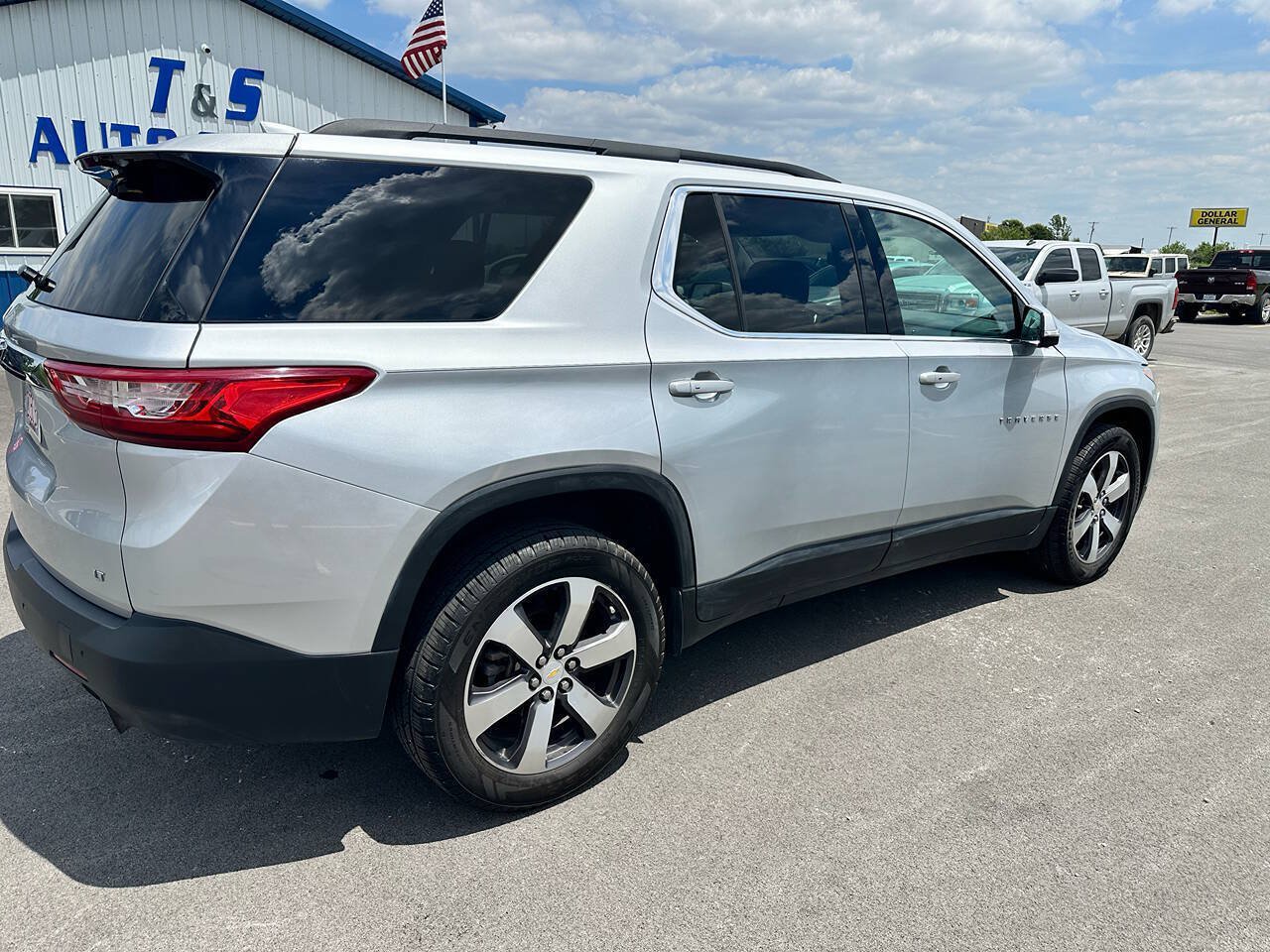 Used 2020 Chevrolet Traverse LT w/ LT Premium Package FWD image 4