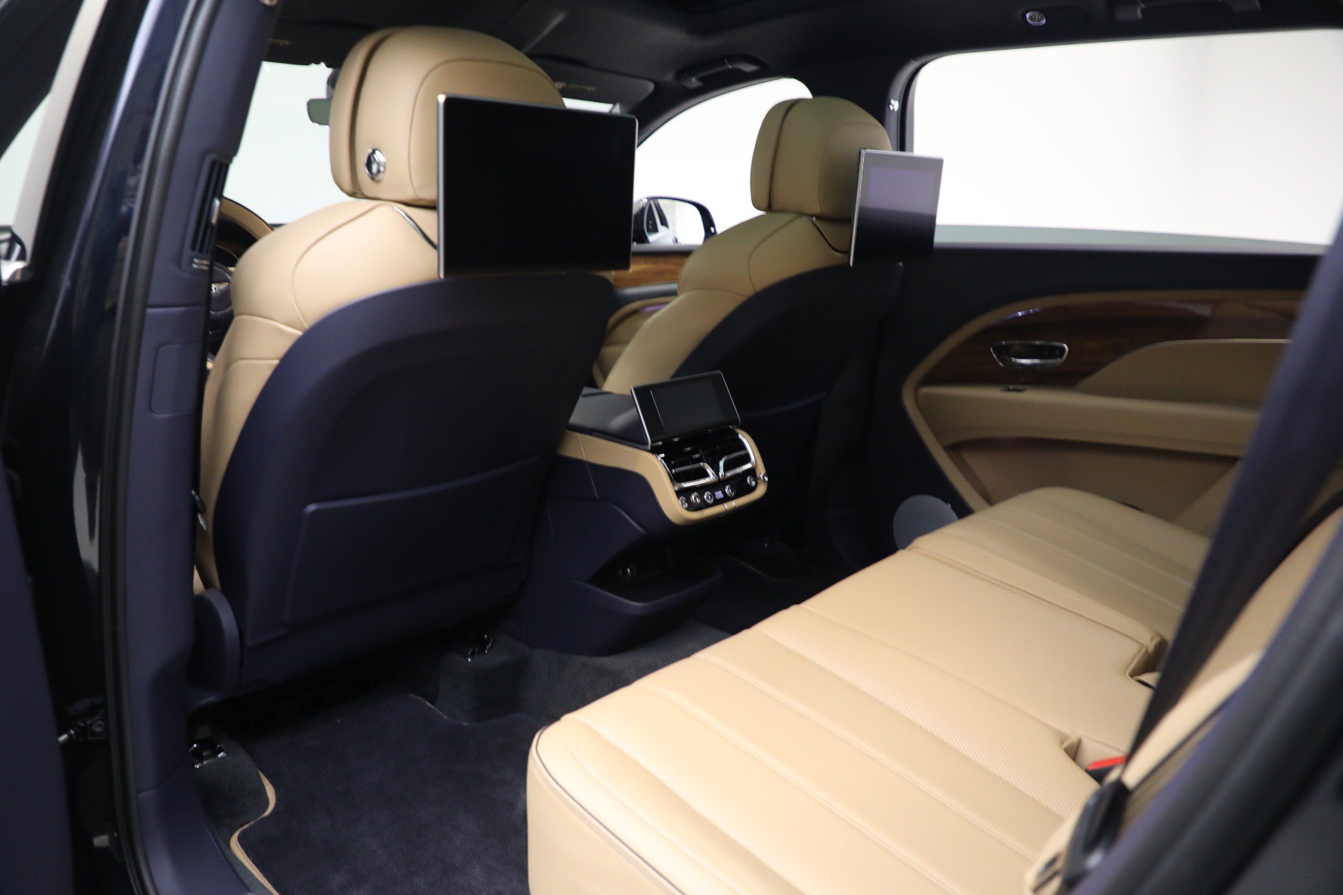 Certified 2024 Bentley Bentayga Extended Wheelbase AWD/4WD image 21