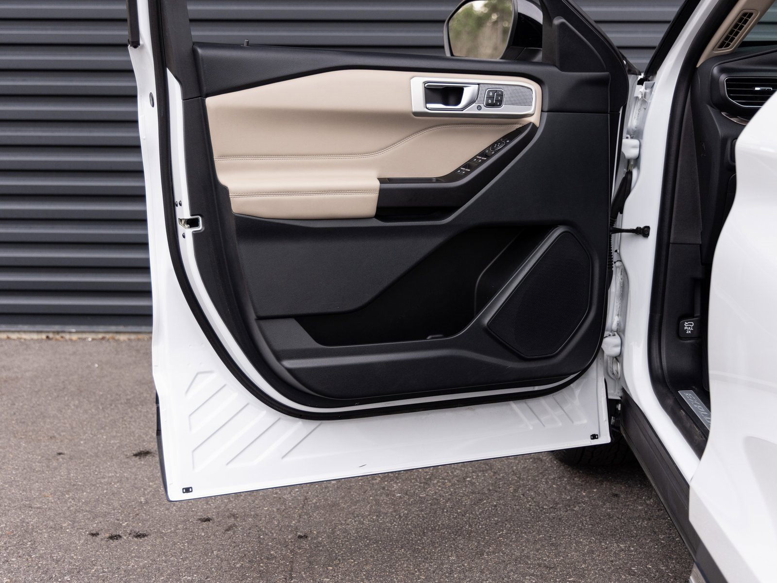 Used 2020 Ford Explorer Limited w/ Hybrid Equipment Group 310A image 16