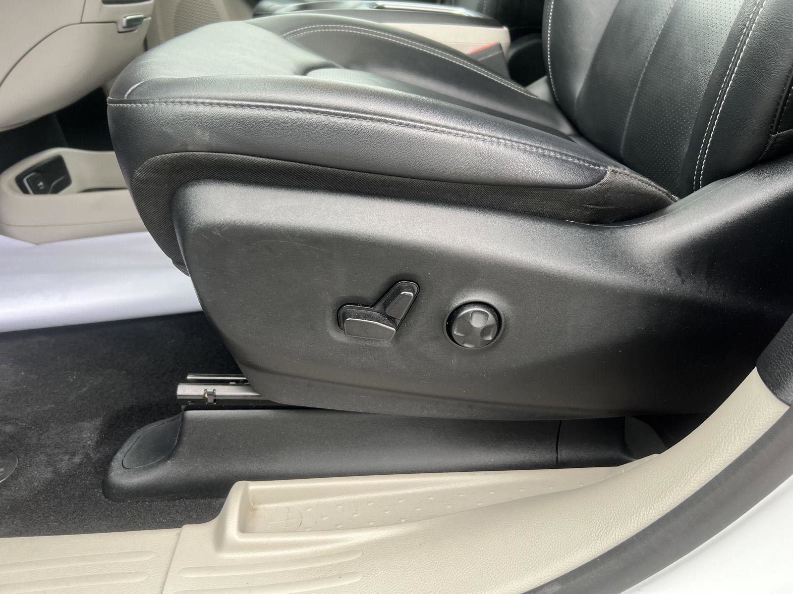 Used 2024 Chrysler Pacifica Touring-L image 13