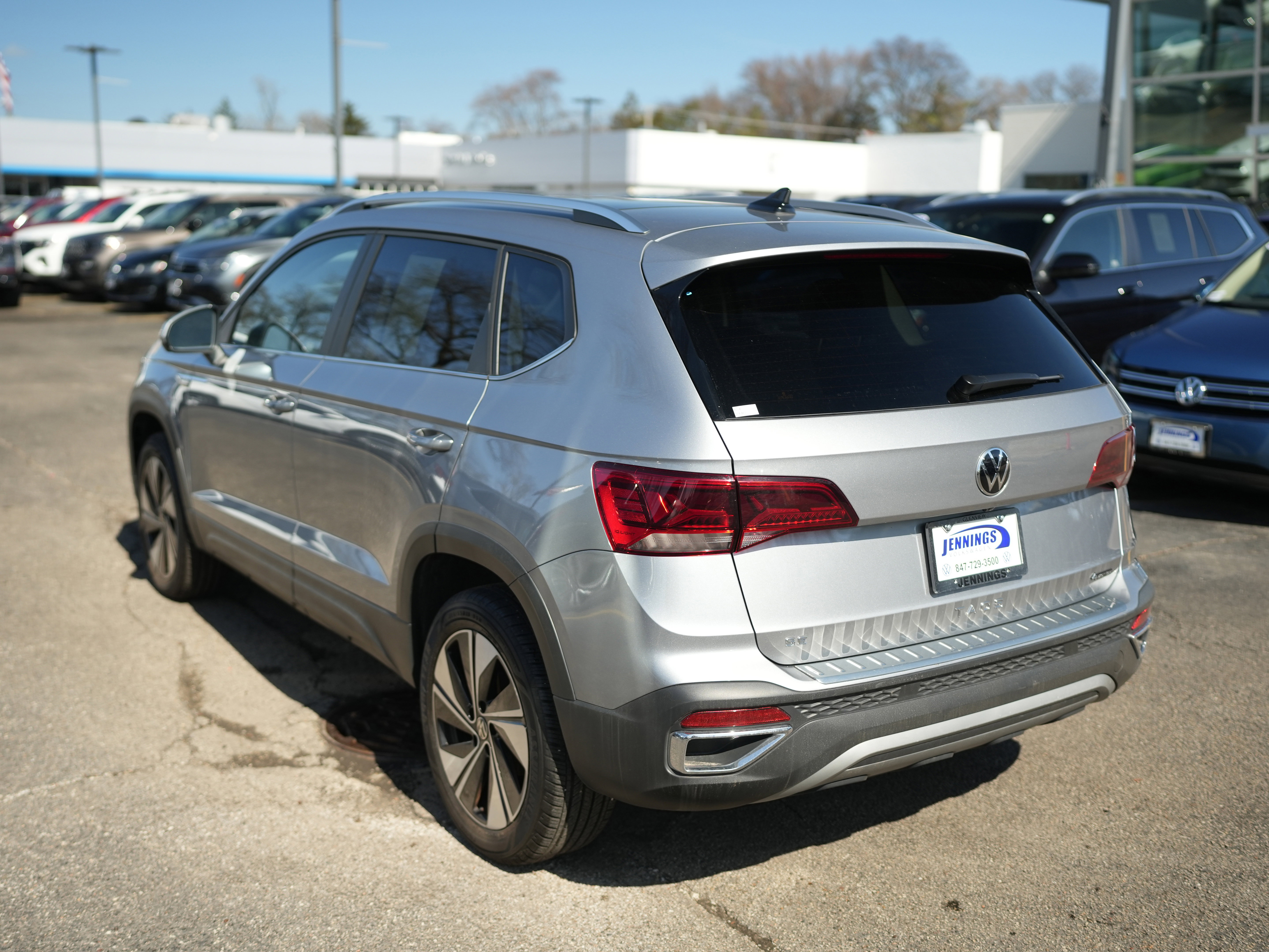 Used 2023 Volkswagen Taos SE w/ Panoramic Sunroof Package image 5