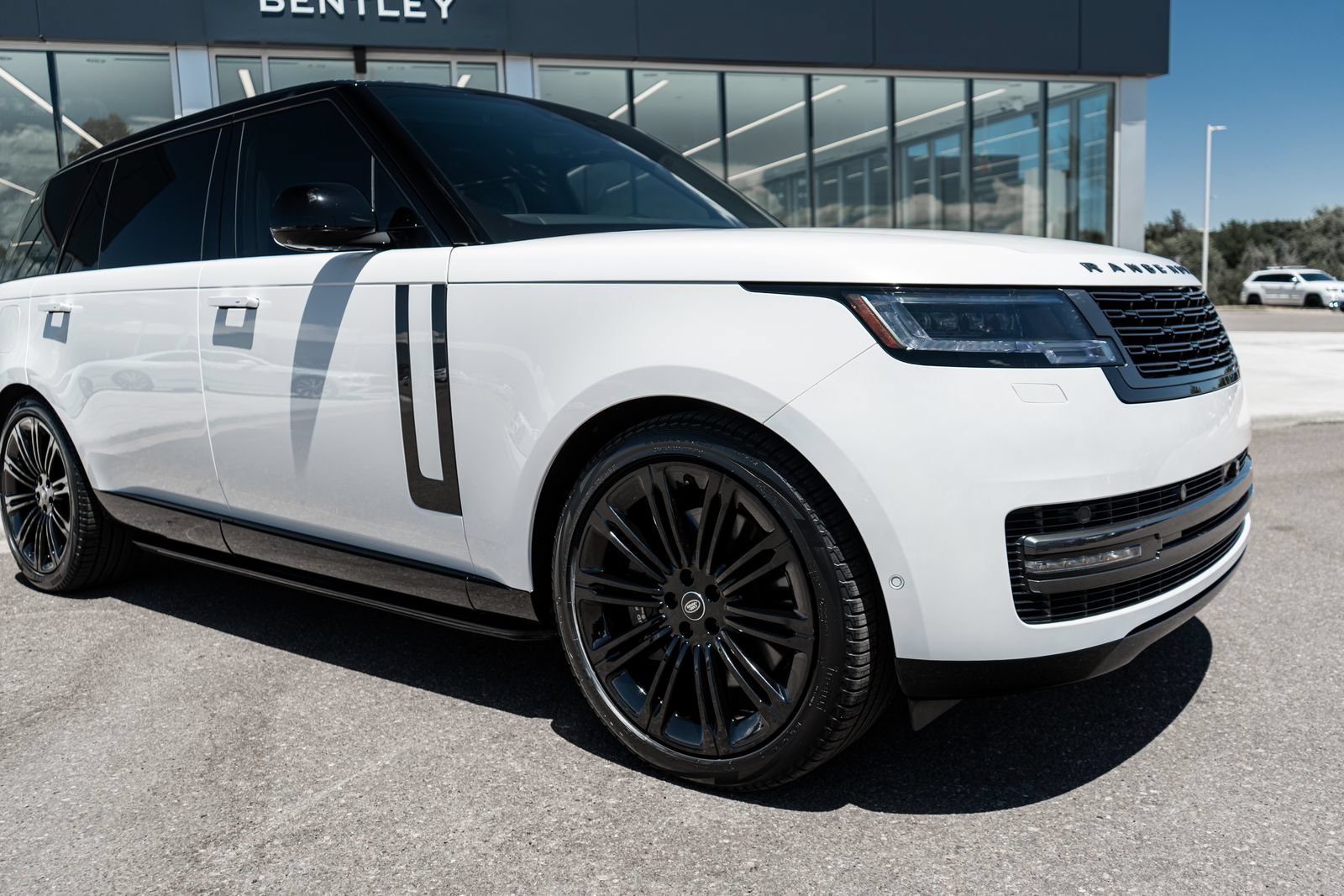 Used 2024 Land Rover Range Rover Long Wheelbase SE AWD/4WD image 18
