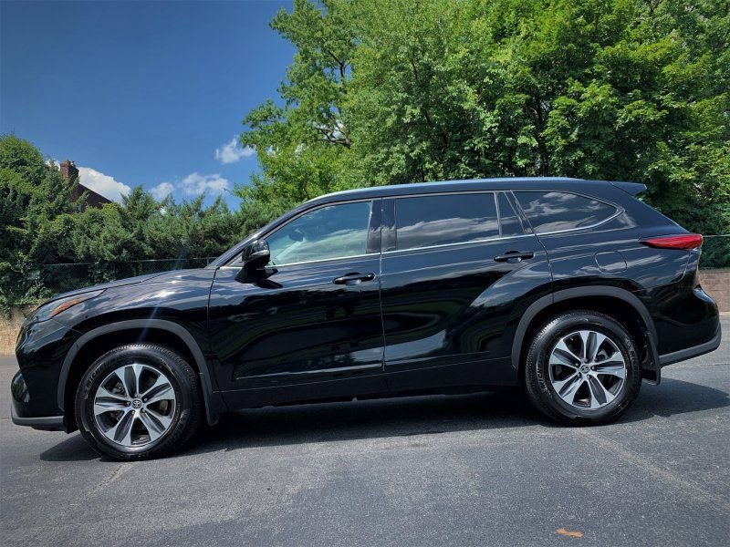 Used 2020 Toyota Highlander XLE AWD/4WD image 1