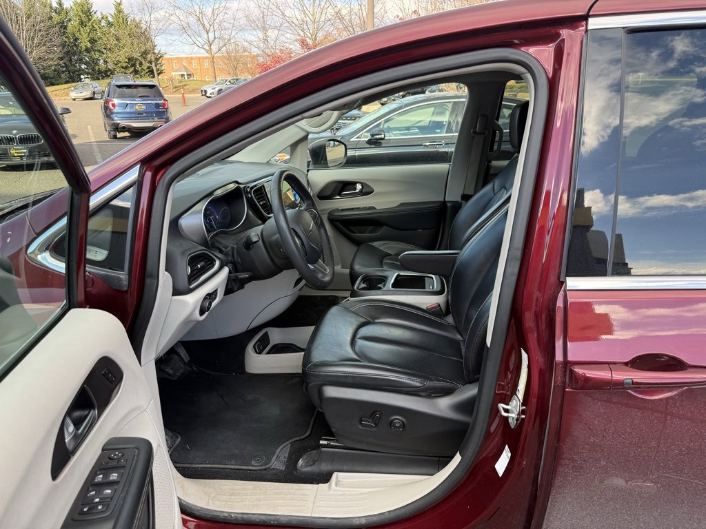 Used 2023 Chrysler Pacifica Touring-L image 13